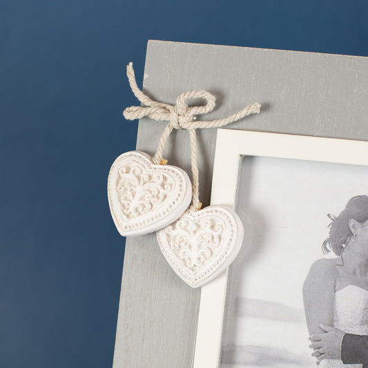 Nahaufnahme der beiden Deko-Herzen an Juteschnur im oberen Eckbereich