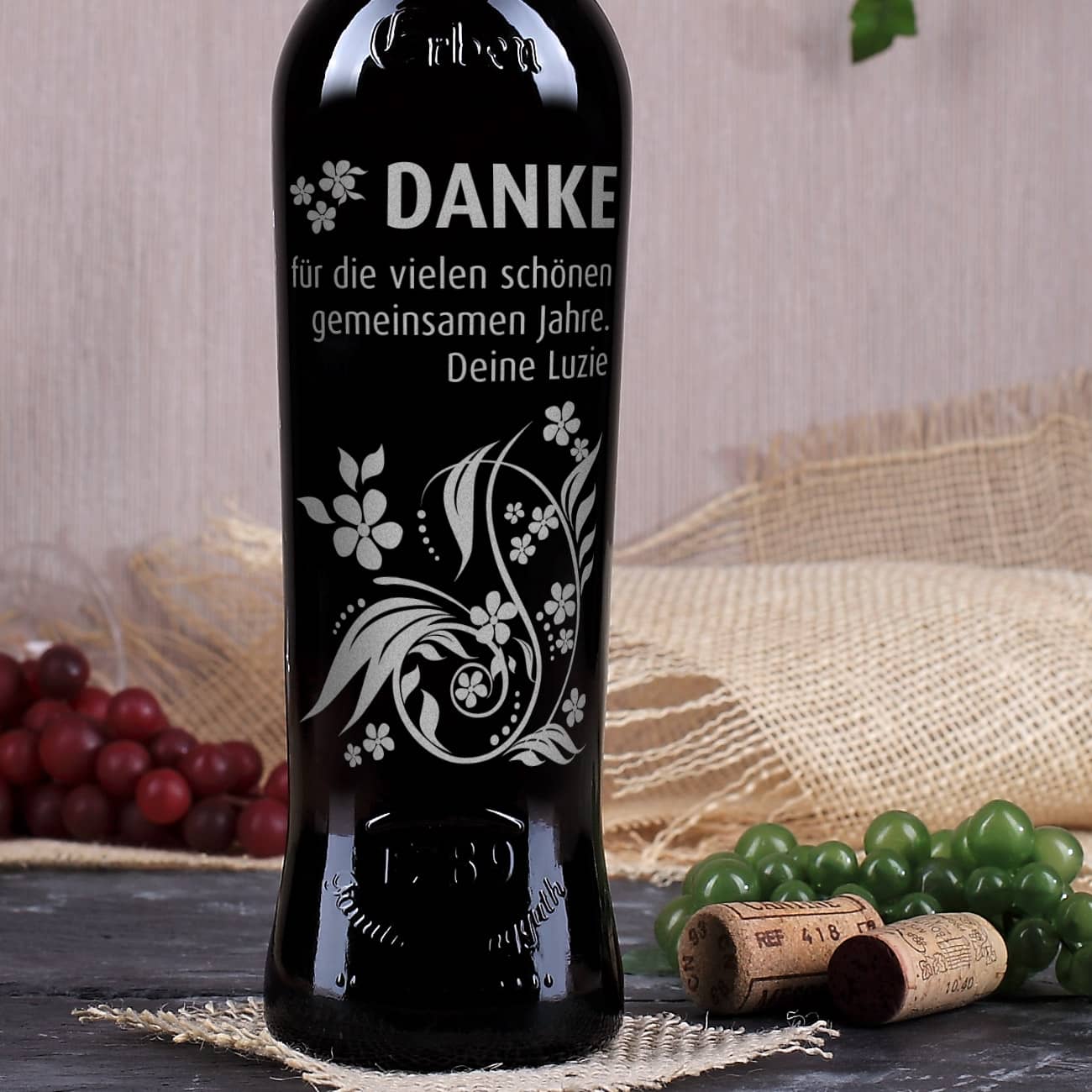 Weinflasche Danke mit floralem Design - Detailansicht in silber