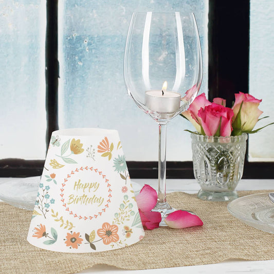 Kleiner, seidenmatter Lampenschirm als tolle Tischdekoration