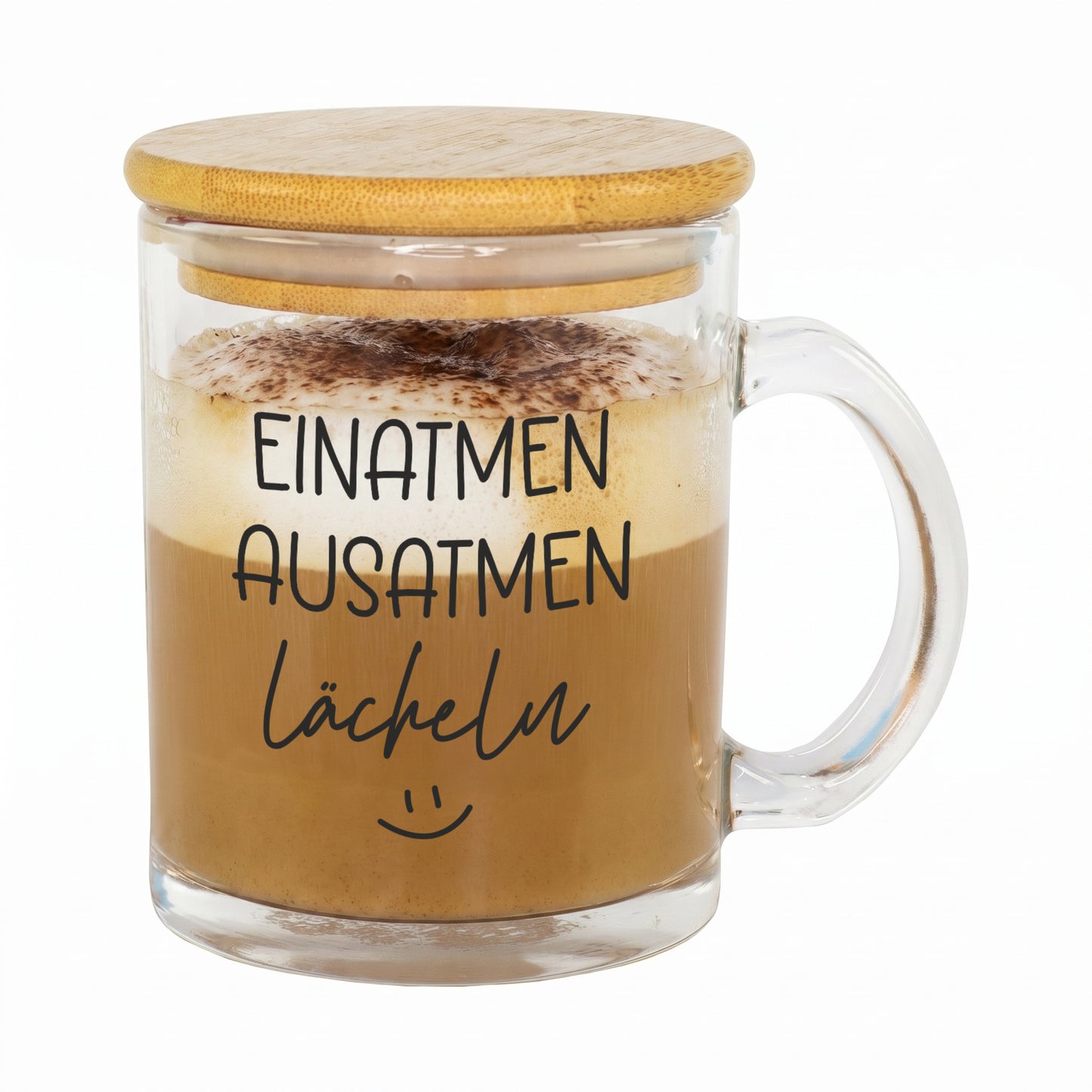 Glastasse mit Bambusdeckel und Aufdruck Einatmen Ausatmen Lächeln