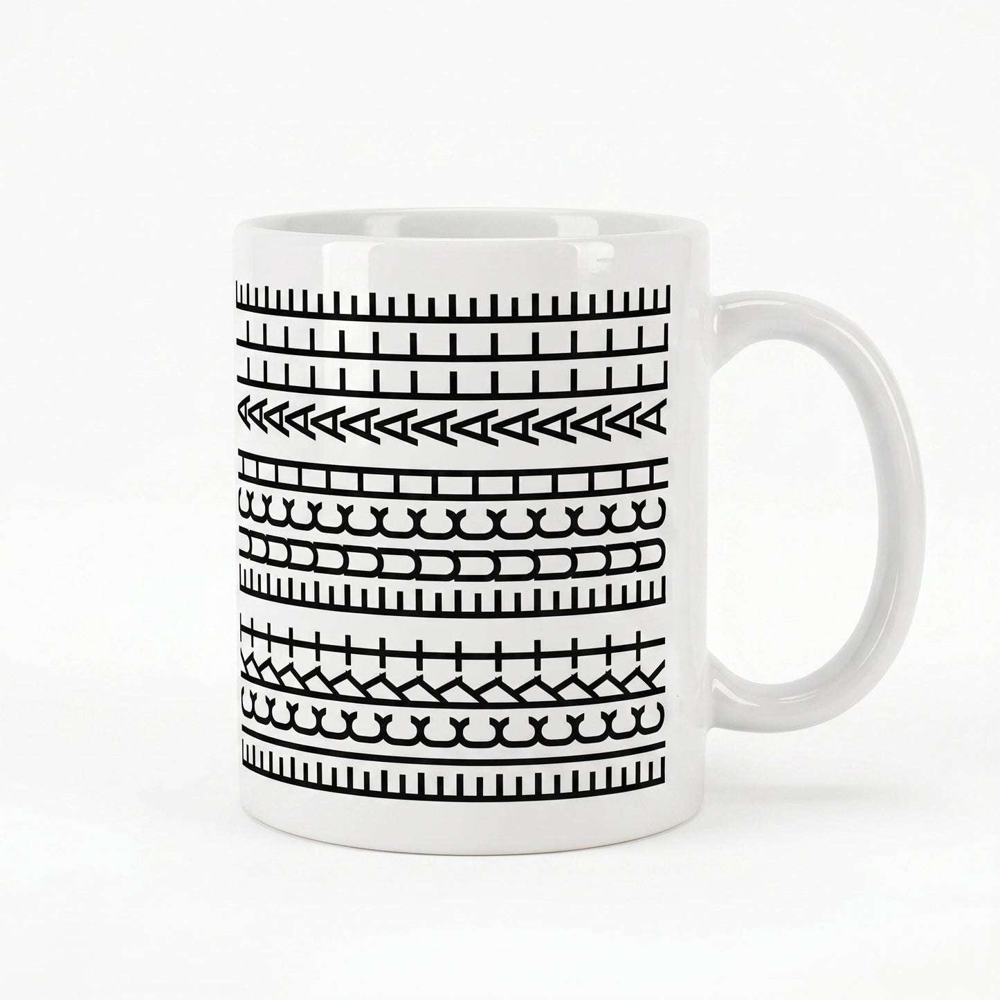 Freigestellte Produktansicht der Keramiktasse mit verstecktem Schriftzug und grafischem Muster