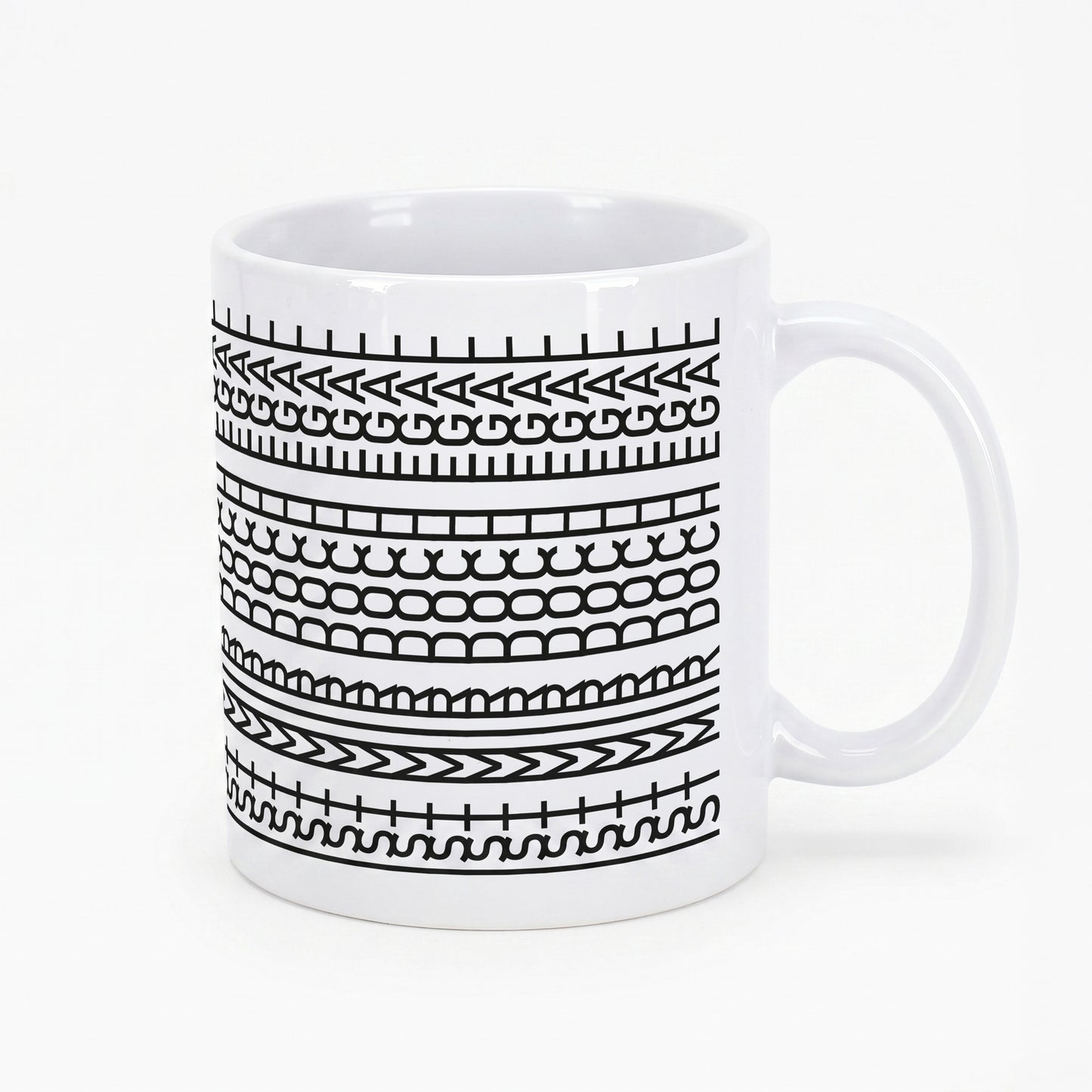 Freigestellte Produktansicht der Tasse mit modernem Musterdesign und verstecktem Schriftzug