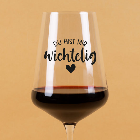 Detailaufnahme des Aufdrucks „Du bist mir wichtelig“ mit Herz auf dem Leonardo Weinglas
