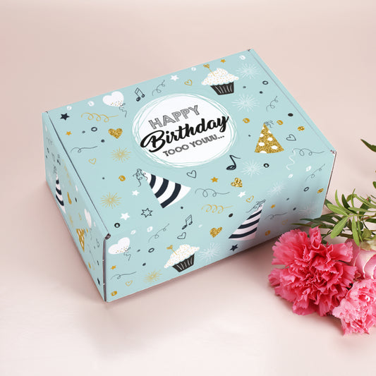 Geschenkverpackung zum Geburtstag mit pinken Blumen auf hellem Hintergrund, Motiv in Türkis mit Partyhüten