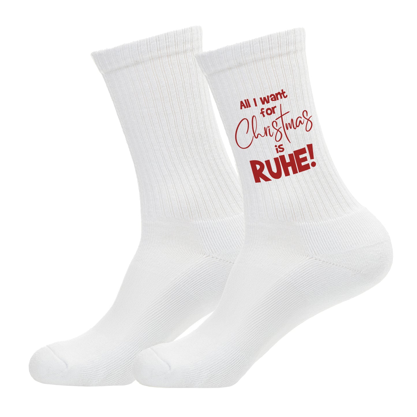 Freigestellte weiße Tennissocken mit dem roten Aufdruck ‚All I want for Christmas is RUHE!‘.