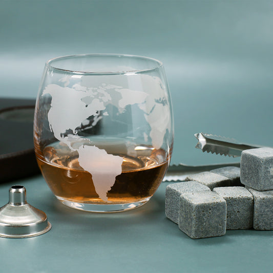 Whiskygläser mit Gravur von Weltkarte