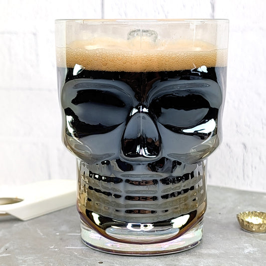 Frontalansicht des gefüllten Totenkopfglases mit Schaumkrone und irisierendem Effekt