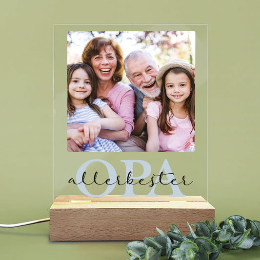 Nahaufnahme des personalisierten Fotodrucks und Wunschtexts auf der beleuchteten Acrylplatte mit „OPA“-Motiv.