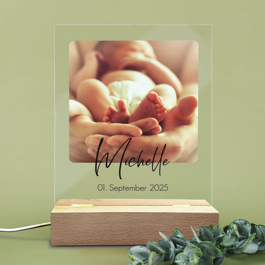 LED-Lampe mit Babyfoto, Name "Michelle" und Datum "01. September 2025"