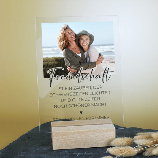 Acrylschild mit Freundschaftsspruch, Foto von Freundinnen am Strand, auf Holzsockel stehend