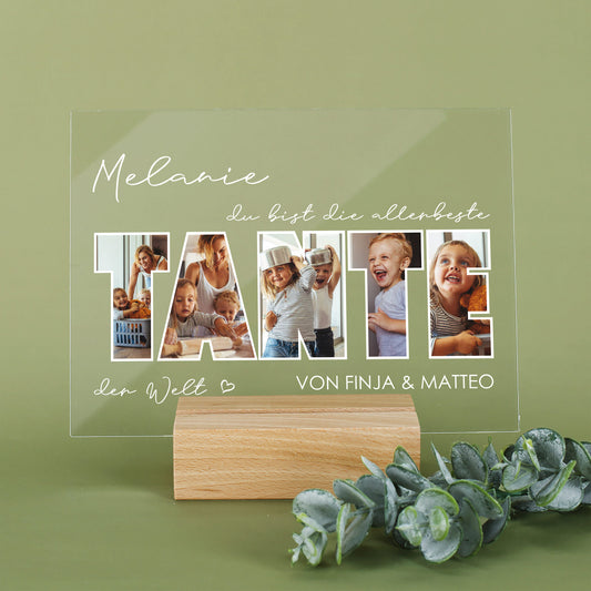Personalisierbares Acrylbild „TANTE“ mit fünf Fotos und Holzsockel auf grünem Hintergrund