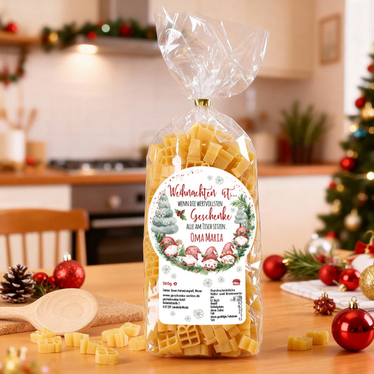 Weihnachtsnudeln mit personalisiertem Etikett „Oma Maria“ in weihnachtlich dekorierter Küche