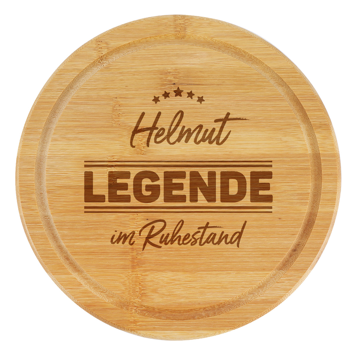Freigestelltes rundes Bambus Schneidebrett mit Gravur „Helmut – Legende im Ruhestand“ auf weißem Hintergrund