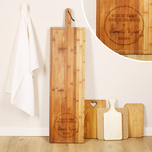 1 Meter Bambusbrett - Wo Liebe den Tisch deckt - mit zwei Wunschtextzeilen graviert