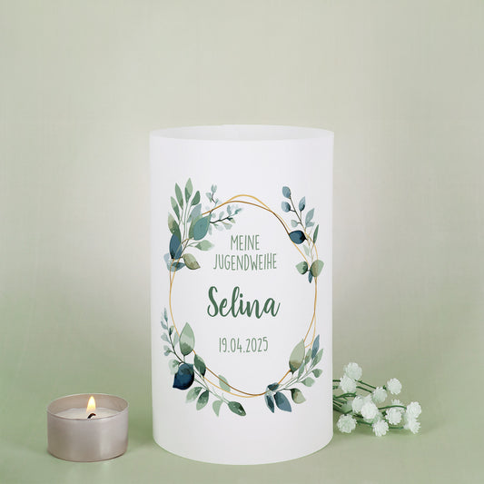 Jugendweihe-Lichthülle mit Eukalyptus-Design und Name „Selina“ vor hellgrünem Hintergrund mit Teelicht