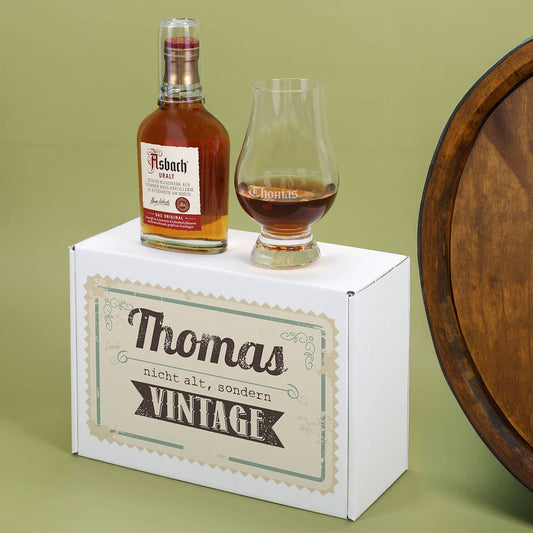 Geschenkbox mit Namensaufdruck, kleine Flasche Asbach Uralt Weinbrand & Weinbrandglas mit Namensgravur