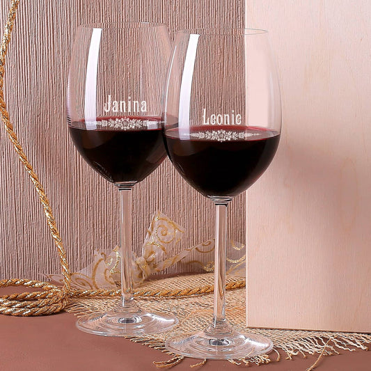 Zwei Weingläser graviert mit Name und Ornament