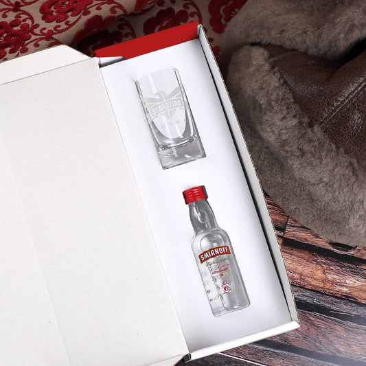 mit Wunschname graviertes Wodkaglas und Smirnoff Vodkaflascheverpackt in bedruckter Geschenkbox