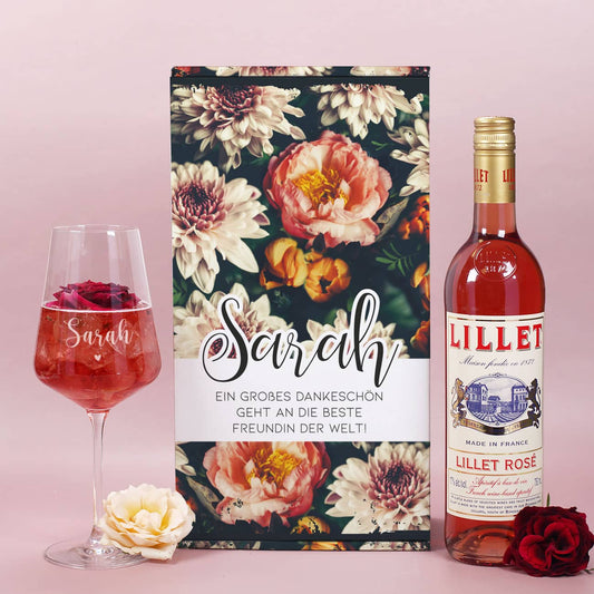 Tolles Präsent für verschiedene Anlässe mit Lillet, einem graviertem Weinglas und wunderschöner Geschenkverpackung