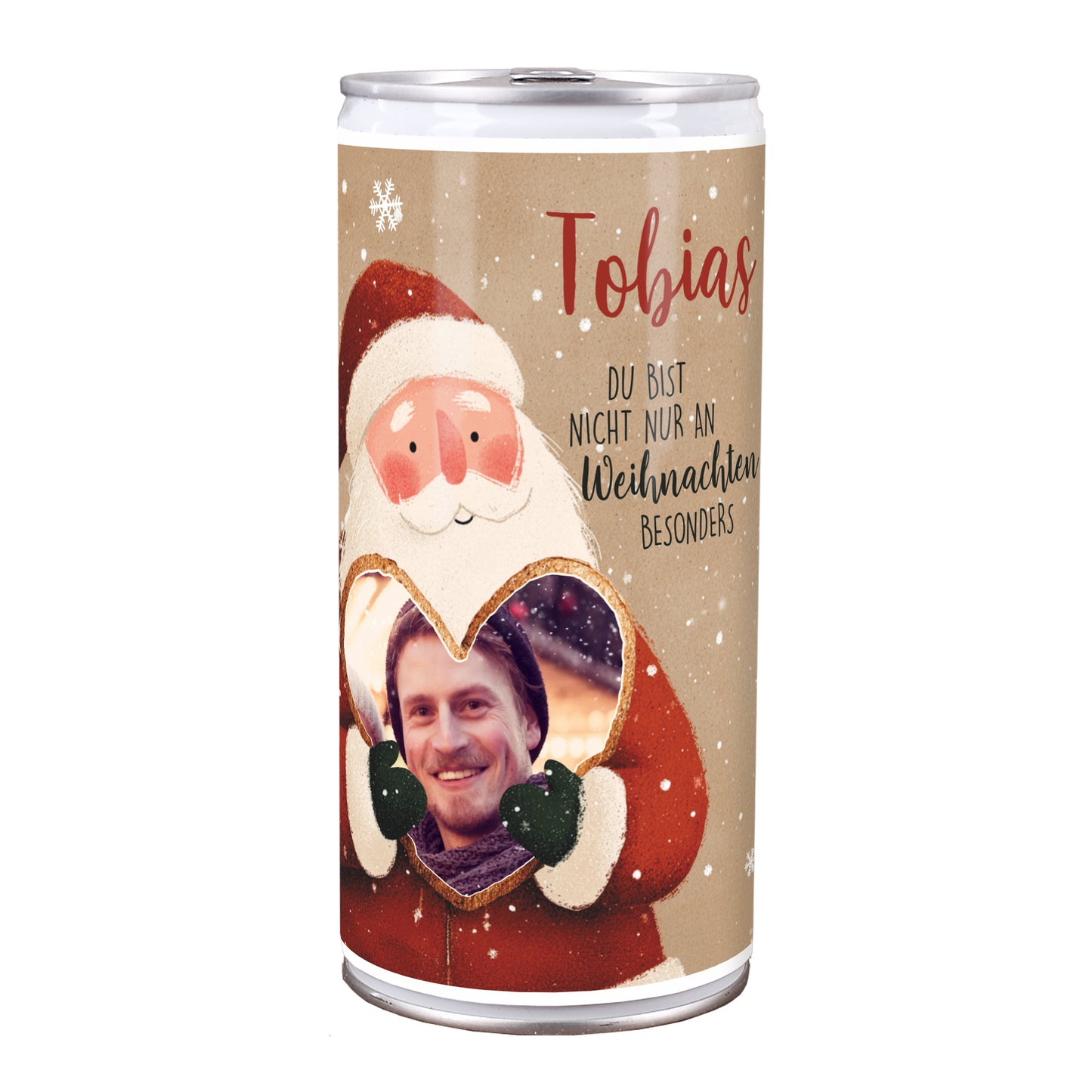 Bierdose mit Foto im Lebkuchenherz, Weihnachtsmann-Illustration und personalisiertem Namen vor neutralem Hintergrund.