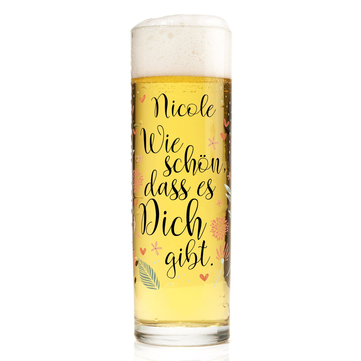 Personalisiertes Kölschglas mit Name Nicole, floralem Motiv und Spruch Wie schön dass es Dich gibt vor weißem Hintergrund