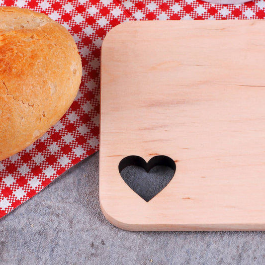 Holzbrett mit Laserschnitt Herz und graviertem Namen