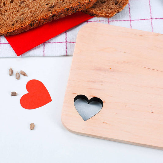 Erlenholzbrettchen mit ausgestanztem Herz