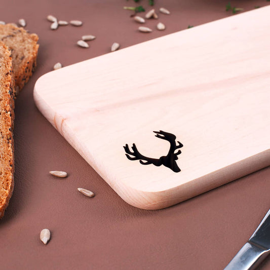 Erlenholzbrettchen mit ausgestanztem Hirschkopf