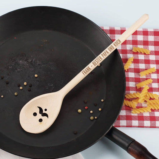 Holzlöffel mit Ausstanzung und Gravur
