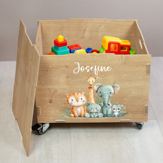 Offene Rollkiste aus Holz mit Tierfreunde-Motiv und personalisiertem Namen, gefüllt mit Spielzeug, seitliche Ansicht