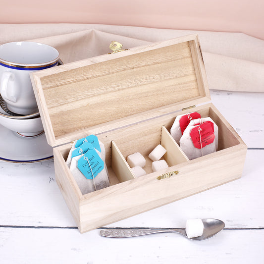 Geschlossene Holz-Teebox mit Gravur „Name“ und Teemotiv, Metallverschluss vorne sichtbar