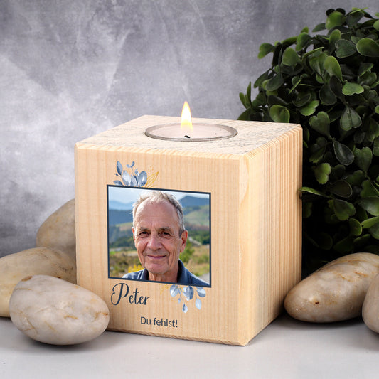 Teelichthalter mit brennendem Teelicht in Gedenkecke auf Tisch