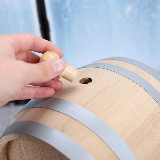 Einfüllstopfen an der Oberseite vom Holzfass für problemloses befüllen mit Lieblingsschnaps