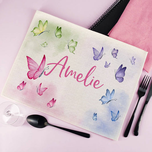 Mit Name personalisiertes Platzdeckchen mit buntem Schmetterling Motiv