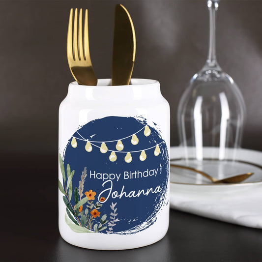 Besteckhalter mit Lichterkette, Wildblumen und zwei kurzen Texten gestaltet