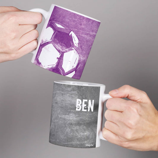 Tassen in verschiedenen Farben mit Fußball und Name