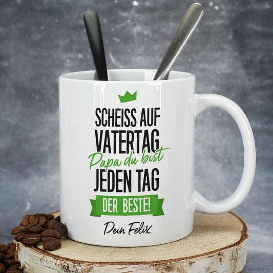 Tasse zum Vatertag - Scheiß auf Vatertag, Papa du bist jeden Tag der Beste! mit Wunschtext