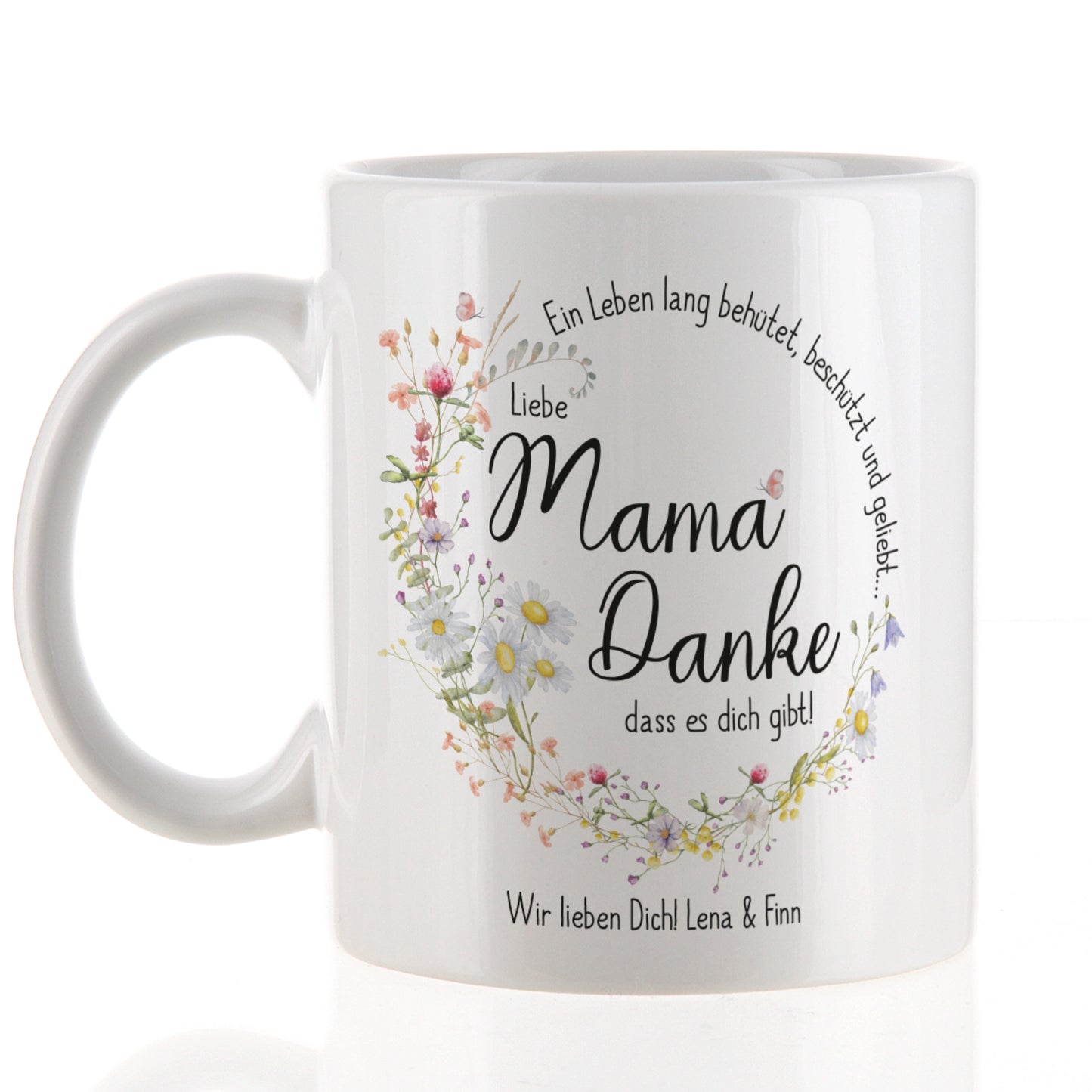 Weiße Keramiktasse mit seidenglänzendem Finish, bedruckt mit einem Kranz aus Wiesenblumen und dem Spruch „Ein Leben lang behütet, beschützt und geliebt…“. In der Mitte steht „Liebe Mama, danke, dass es dich gibt!“, ergänzt durch den Wunschtext „Wir lieben Dich! Lena & Finn“. Die Tasse hat einen klassischen Henkel und ein Fassungsvermögen von 300 ml – perfekt als Geschenk zum Muttertag oder als liebevolles Dankeschön.