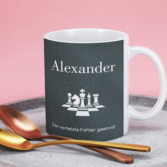 Keramiktasse mit sichtbarem Motiv auf der linken Seite.