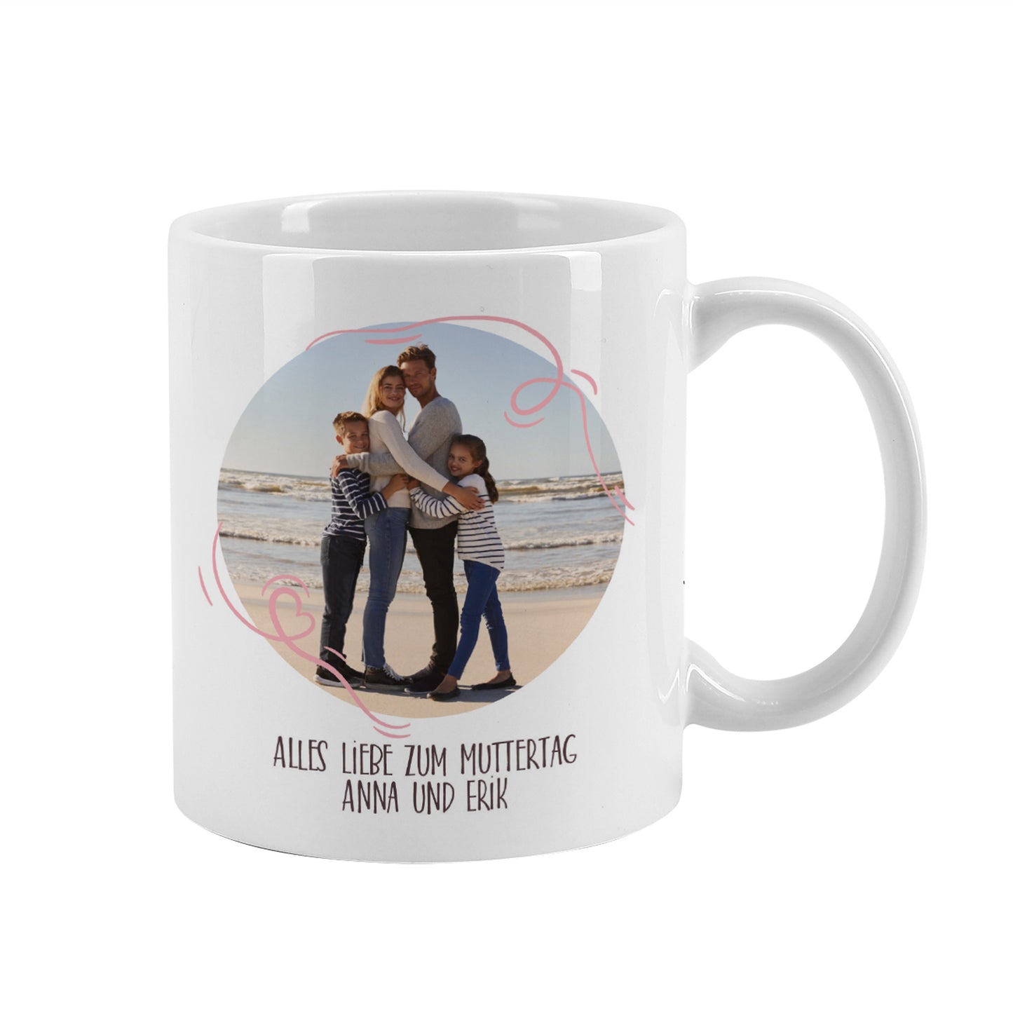 Freigestellte Ansicht der Fototasse mit Familienfoto und Text „Alles Liebe zum Muttertag – Anna und Erik“