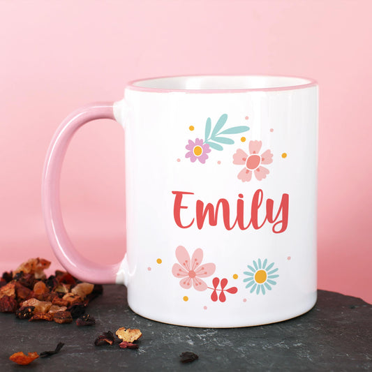 Detailaufnahme der personalisierten Tasse mit Name, zeigt die hochwertige Bedruckung des Namens unter dem Motiv.