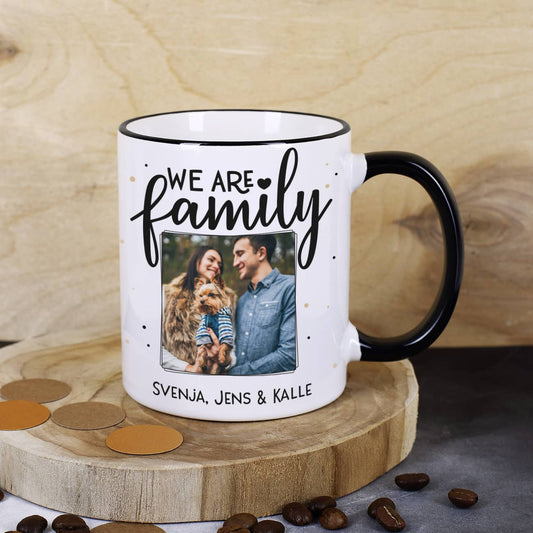 Fototasse mit schwarzem Rand und Henkel - We are family