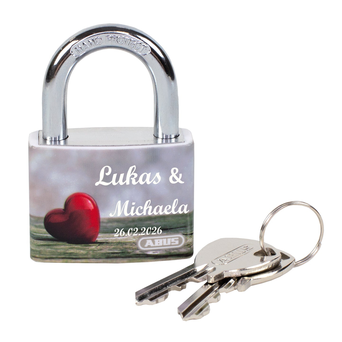 ABUS Liebesschloss zum Valentinstag mit Namen & Datum freigestellt auf weißem Hintergrund