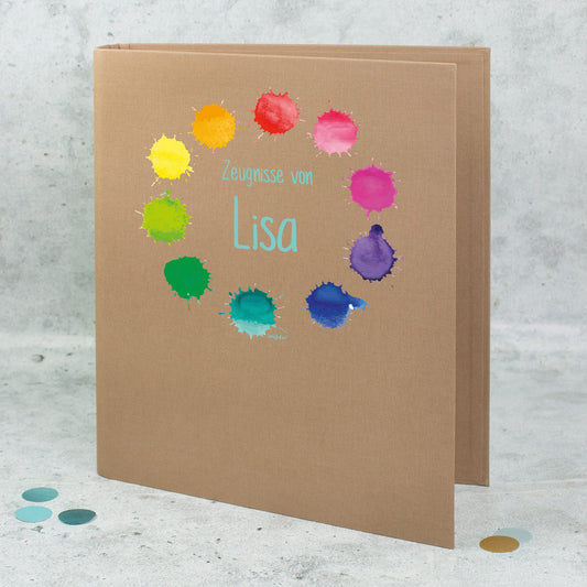 Zeugnismappe aus Leinen in Braun mit buntem Farbklekcse-Motiv und Name Lisa bedruckt