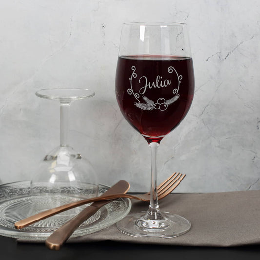 Weinglas mit Weihnachtskranz und Tannenzweigen