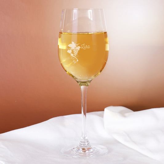 Weißweinglas von Leonardo graviert mit Weintraubenranke und Name