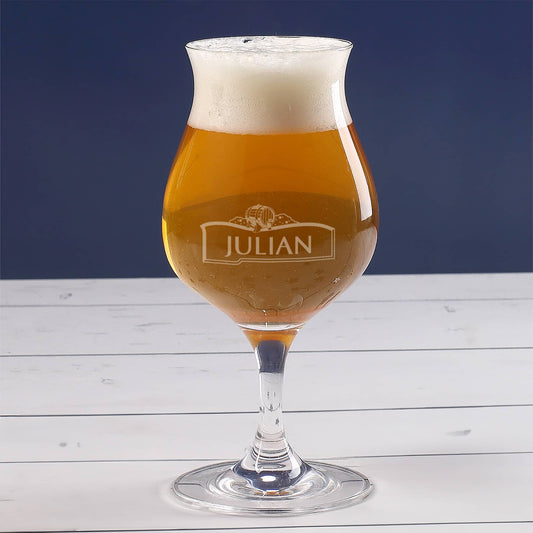 Mit Namen graviertes Bierglas