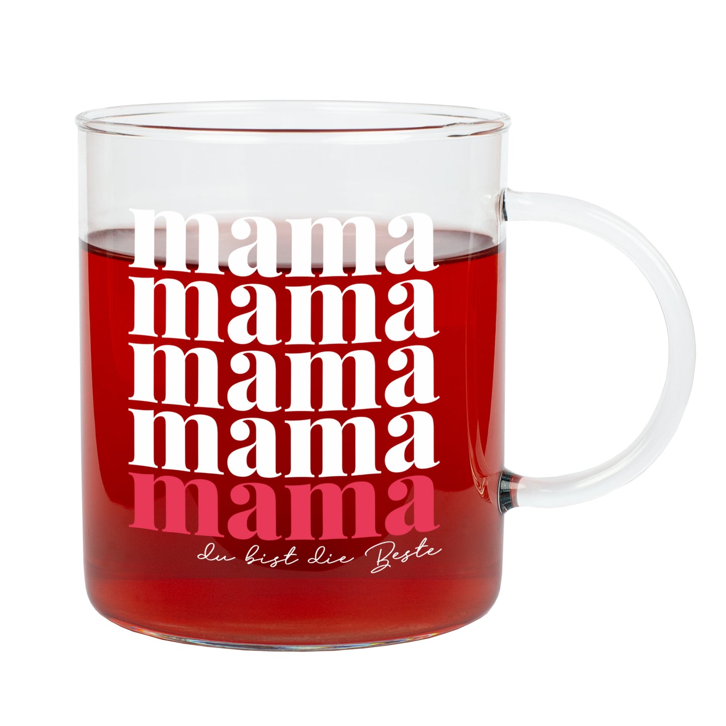 Teeglas mit modernem Mama Schriftzug und personalisiertem Namen auf warmem Hintergrund