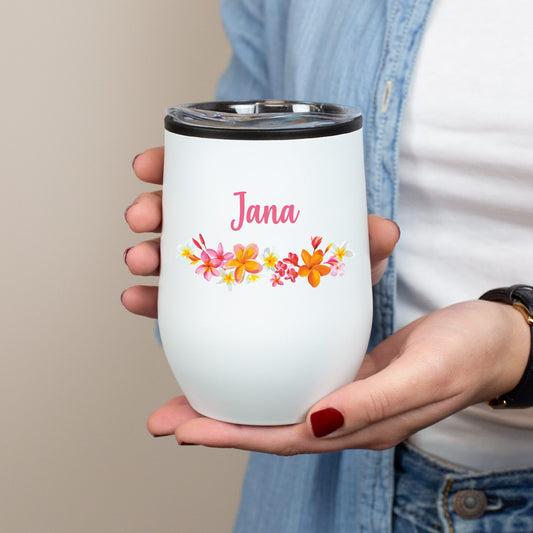 Weißer Thermobecher mit Blumenmuster und Name Jana in Frauenhand gehalten