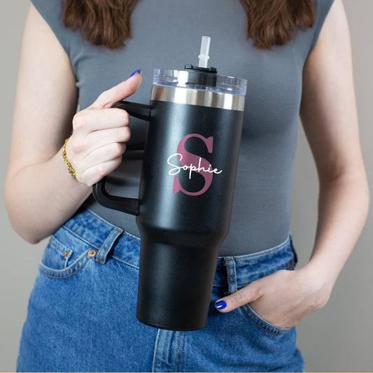 Person hält Thermobecher in der Hand - Motiv sichtbar